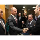 El director general de Inmigración de la Xunta y Alonso Escurís,  frente a Eloy Fernández.