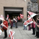 Un momento de la concentración de los trabajadores ayer por la mañana ante el Palacio de Justicia