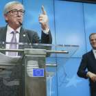 El presidente de la Comisión, Juncker (izquierda), y el del Consejo, Tusk. OLIVIER HOSLET