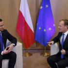 El presidente del Consejo Europeo, Donald Tusk, conversa con el presidente de Polonia, Andrzej Duda, antes de su reunión en la sede del Consejo Europeo en Bruselas.
