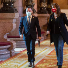 Aragonès conversa con la presidenta del Parlament, Laura Borràs, en los pasillos. MARTA PÉREZ