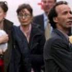 Roberto Benigni, atento a una toma. Detrás de él su mujer, Nicoletta