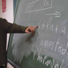 Un profesor imparte una clase de lengua leonesa en un colegio, en una imagen de archivo.