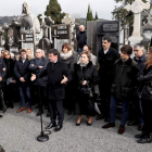 El exprimer ministro de Francia, Manuel Valls, junto a familiares y dirigentes socialistas. JUAN HERRERO