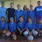 El equipo de voley cacabelense, antes del partido de ayer