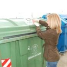 Una ciudadana deposita una bolsa de basura en un contenedor del municipio