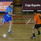 Félix, a la izquierda, de Cremalleras Iris, trata de superar a un rival