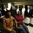 Las Dominicas Misioneras de León posan con los voluntarios de la oenegé Verapaz.