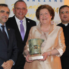José Miguel Palazuelo, Tista Rubio, la premiada, Olga Cavero, y Miguel Ángel González.