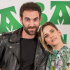 Jon Plazaola y María León, protagonistas de 'Allí abajo', en la presentación de la serie de Antena 3 en San Sebastián.