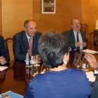 El vicepresidente del Gobierno Pedro Solbes se reunió ayer con el PNV para negociar los presupuestos