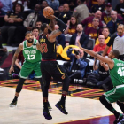 Lebron James, en  racha, frente a los Celtics.