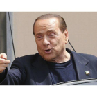 Berlusconi, a las puertas de la residencia donde ha hecho sus trabajos comunitarios.