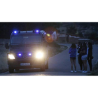 Un grupo de niñas contempla el paso de un furgón policial ayer a la caída de la tarde en las proximidades de Castrillo de los Plvazares