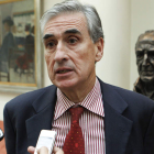 El ministro de la Presidencia, Jáuregui, descarta que el anuncio del fin de ETA sea inminente.