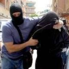 La policía conduce a comisaría al tangerino Abdelkhalak Chergi, detenido en Granada
