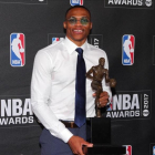 Westbrook posa con el trofeo que le acredita como MVP de la temporada