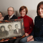 Genara Fernández García, fusilada en León el 4 de abril de 1941, en la foto con su padre, Higinio, y su madre, Quiteria. El retrato lo sostiene la familia de esta maestra de Cirujales, conocida como La Pasionaria, que fue condenada a muerte por rebelión.