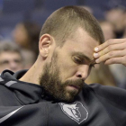 Marc Gasol cabizbajo en el banquillo
