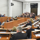 Los senadores en el momento de votar la plolémica ley.