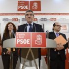 Villarrubia, con los  representantes de los autónomos, ayer, en la sede del PSOE en Valladolid.