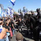Manifestantes y policía a caballo en Tel Aviv, ayer. ABIR SULTAN