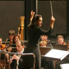 la española Silvia Sanz dirigiendo la orquesta sinfónica de la ciudad de Asunción, en una foto de archivo. ANDRÉS CRISTALDO