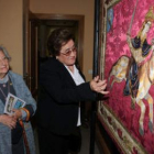 La etnógrafa Concha Casado y la artesana María Visitación Pérez,  en la inauguración de la muestra
