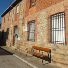Una imagen de la fachada de las escuelas de La Seca de Alba. PLANILLO
