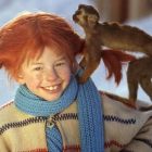 La pelirroja Pippi Calzaslargas, protagonista de la serie que lleva su nombre, con su mono señor Nilsson.