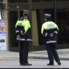 Dos policías locales patrullando por una calle de Bembibre