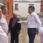 Juan Martínez Majo se reunió ayer con los responsables de la SAT Lúpulos de León. DL