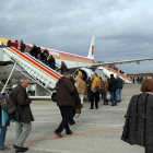 Los pasajeros del vuelo de Frankfurt se disponen a subir en el avión, ayer en el aeropuerto