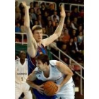 Felipe Reyes protege el balón ante la oposición exhibida por Fucka