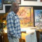 Rosendo de Santiago posa junto a algunas de las obras que quedarán expuestas al público.