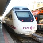 Tren Alvia haciendo su parada en la estación del ferrocarril de Ponferrada.