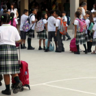 Un grupo de alumnos a la entrada de su colegio el primer día de clase. TONI ALBIR