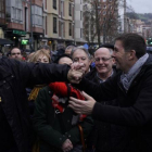 El portavoz de ERC en el Congreso, Joan Tardà, saluda al líder de Bildu, Arnaldo Otegi, en una manifestación el pasado 12 de enero.