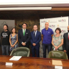 Suarez-Quiñones con los representantes de todos los grupos políticos del Ayuntamiento de León. CÉSAR