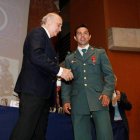 El ministro hace entrega de la medalla al sargento Ferrero.