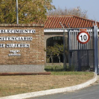 La entrada del centro penitenciario de mujeres de Alcalá de Guadaira, en Sevilla.