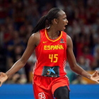 La pívot de la selección española de baloncesto femenino Astou Ndour celebra el pase. DE LA ROCHA