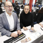 Teodoro Martínez Sánchez, alcalde de Villadangos del Páramo, en el Encuentro Digital en el Diario de León junto a Susana Vergara Pedreira, redactora jefa de la Edición Digital. RAMIRO