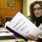 Rodríguez Picallo con el informe delos presupuestos de su Concejalía