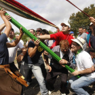 Un grupo de porteadores alzan el pendón.