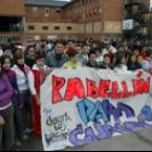 Los estudiantes del Álvaro de Mendaña se concentraron en el patio reclamando el pabellón cubierto