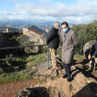 El viceconsejero de Cultura, Raúl Fernández Sobrino, durante su visita a Cornatel. L. DE LA MATA