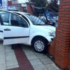 La conductora perdió el control del vehículo en la rotonda.