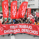 El color rojo vistió la marcha del Primero de Mayo en Ponferrada, después de 20 años sin convocarse. En la imagen, llegando a la plaza de Fernando Miranda.