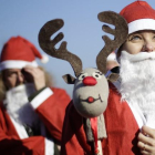 Varias personas vestidas de Papa Noel, en Turín.